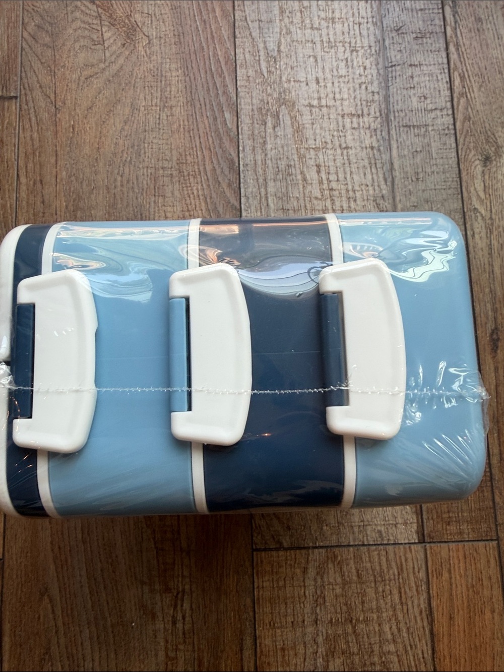 5/$25 🌸
Tommy Bahama Light Blue and Navy Stackable Bento Box - Picture 5 of 5